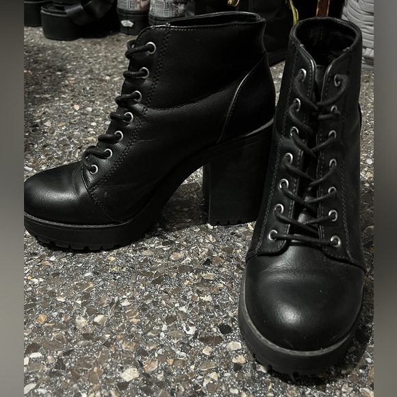 DIVIDED: Goth/alternative/edgy short length boots - Picture 4 of 8
